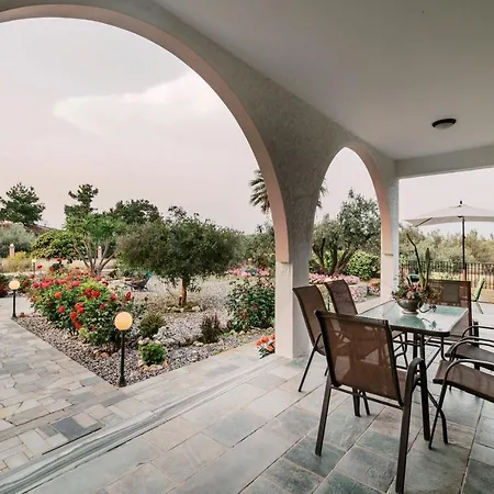 וילה Chara Gargen View