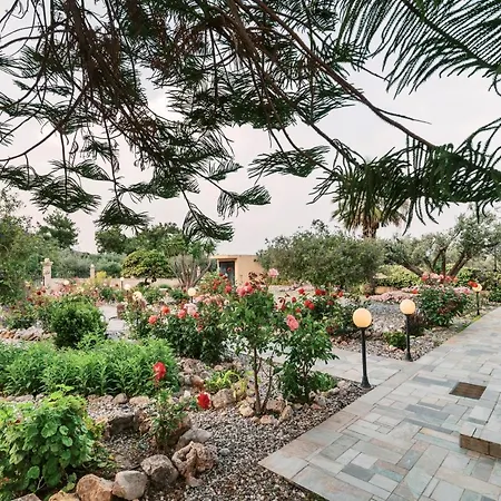 Chara Gargen View וילה